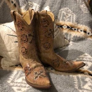 Corral Boots. Tan. Cross & Roses